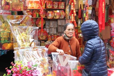 Chào đón ngày ông Công ông Táo: Vàng mã 'rợp trời'