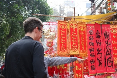 Du khách nước ngoài đắm chìm trong không khí chuẩn bị Tết Nguyên đán