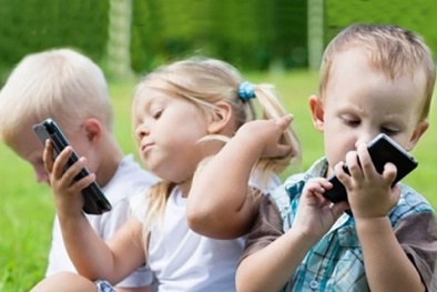 Xương trẻ bị giòn và thoái hóa sớm nếu mẹ cho dùng điện thoại nhiều