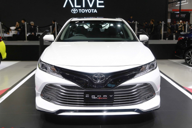 Khách hàng mua Camry 2019 sẽ phải trả bao nhiêu tiền cho 'bia kèm lạc'?