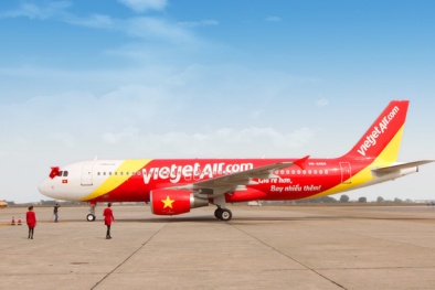 Máy bay đi vào đường lăn đang tạm dừng khai thác tại sân bay Tân Sơn Nhất