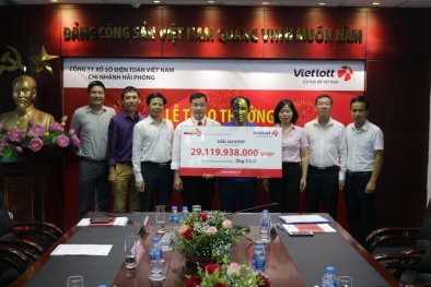Xổ số Vietlott: Nam tài xế đến từ Nghệ An đeo mặt nạ nhận giải độc đắc hơn 29 tỷ đồng
