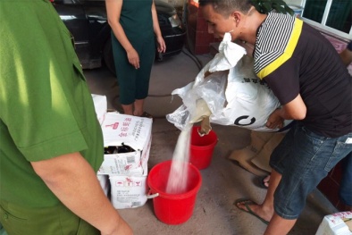 Bắt giữ 1 tấn bột làm bánh trung thu nhập lậu đang trên đường mang đi tiêu thụ