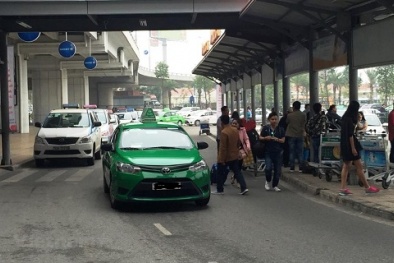Taxi 'dù' ngang nhiên tràn vào Sân bay A13win Ưu đãi Vip Nội Bài 'chặt chém' khách 
