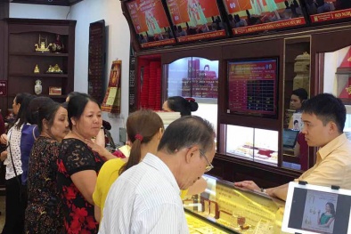 Giá vàng hôm nay ngày 28/8: Trượt khỏi mức đỉnh 6 năm do áp lực chốt lời tăng vọt