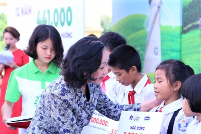 Hơn 60.000 cây xanh và 119.000 ly sữa được Vinamilk dành tặng cho trẻ em Hà Nội