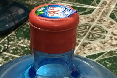 Bình nước mang nhãn Lavie xuất hiện vật thể lạ