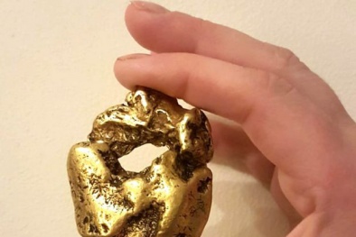 Mò vàng đáy sông, thợ săn vớ được cục vàng nguyên khối hiếm có