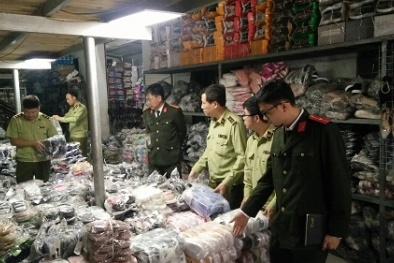 Thu giữ hàng nghìn đôi dép nghi nhái thương hiệu NIKE và ADIDAS