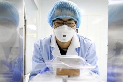 Lo ngại lây nhiễm virus corona, Trung Quốc dùng robot lấy mẫu xét nghiệm bệnh nhân 