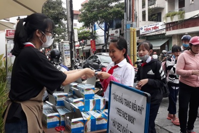 Đà Nẵng phát khẩu trang miễn phí cho người dân và khách du lịch