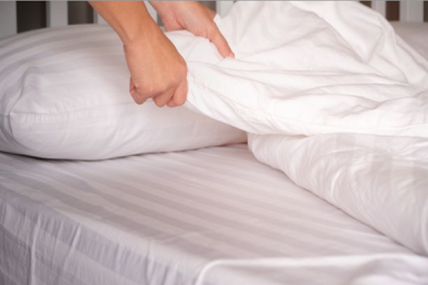 Ga trải giường không giặt thường xuyên sẽ tích tụ vi khuẩn nguy hiểm