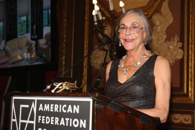 Người phụ nữ giàu nhất thế giới tiêu tiền như thế nào?