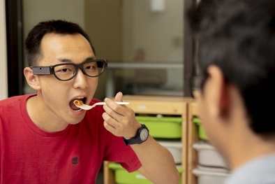 Khám phá thiết bị cảm biến trên gọng kính giúp theo dõi chế độ ăn uống