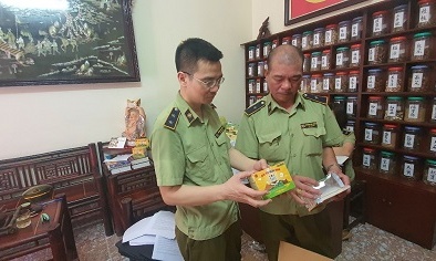 Công ty Phúc Sinh Đường bày bán công khai sản phẩm đông nam dược có dấu hiệu vi phạm