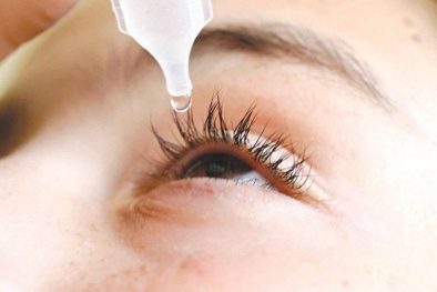 Cảnh báo nguy hiểm nếu lạm dụng nước mắt nhân tạo để giữ ẩm cho mắt