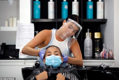 Tấm nhựa che mặt không có tác dụng ngăn nhiễm virus như khẩu trang