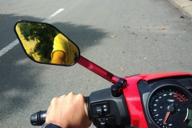 Tự chế gương chiếu hậu mô tô thành vật trang trí nguy hiểm khó lường