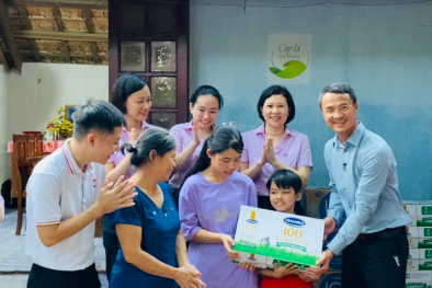 Vinamilk 'Trao cơ hội đi học, cho cơ hội đổi đời' cùng chương trình 'Cặp lá yêu thương'