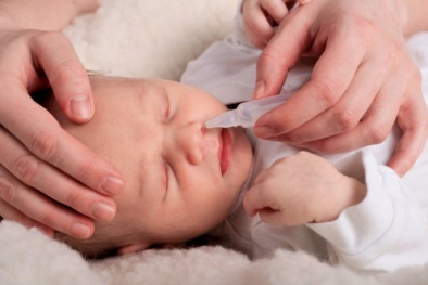 Dùng thuốc nhỏ mũi Naphazolin trẻ dễ bị ngộ độc, cần thận trọng khi dùng