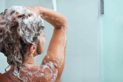Mối nguy hại tiềm ẩn trong dầu gội đầu, sữa tắm người dùng không biết
