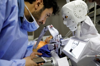 Ai Cập phát minh robot xét nghiệm Covid-19
