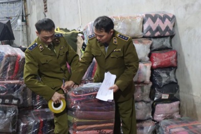 Thu gom hàng nghìn áo len cũ không rõ nguồn gốc sau đóng nhãn mác mới để tiêu thụ 