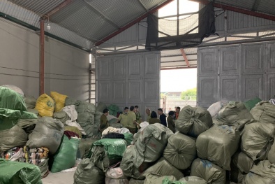 Triệt phá kho hàng nhập lậu quần áo đã qua sử dụng về gia công lại lớn nhất miền Bắc