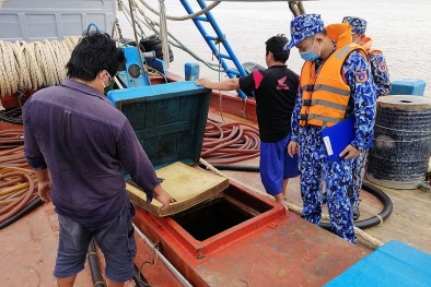 Bắt giữ phương tiện vận chuyển trái phép dầu DO trên biển