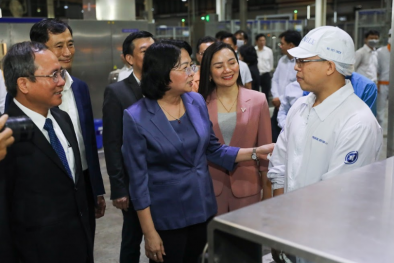 Phó chủ tịch nước đến thăm người 13Win18 cá cược thể thao tại nhà máy sữa 4.0 của Vinamilk trước thềm tết Tân Sửu