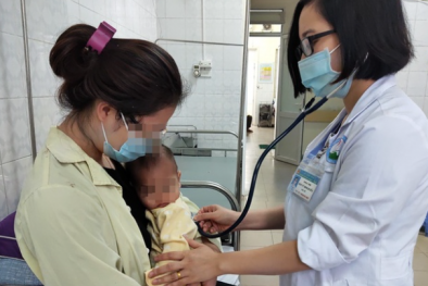 Trẻ 12 tháng tuổi phải nhập viện do mẹ rửa mũi nhầm bằng dung dịch cồn 90 độ