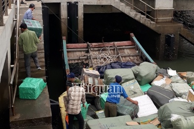Phát hiện 2 tàu gỗ chứa hàng chục tấn hàng tiêu dùng không hóa đơn chứng từ