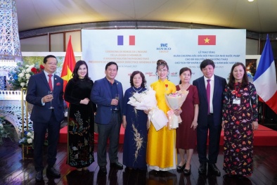 Nữ doanh nhân Nguyễn Thị Phương Thảo nhận Huân chương Bắc đẩu bội tinh của Nhà nước Pháp trao tặng