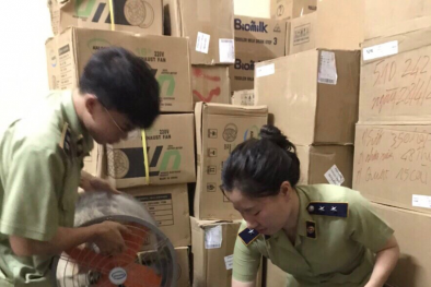 Loạt hàng nghìn sản phẩm 13Win OKVIP Cá cược bóng đá, văn phòng phẩm nhập lậu bị bắt giữ