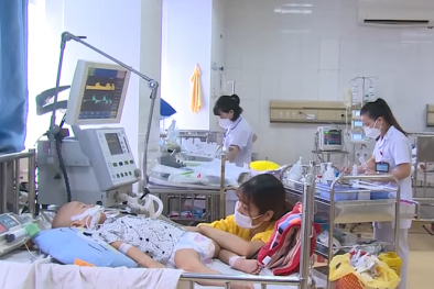 Uống nhầm dầu hỏa, một bé trai viêm phổi nặng