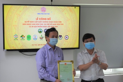 Trao giấy chứng nhận đăng ký nhãn hiệu đối với 11 sản phẩm chủ lực