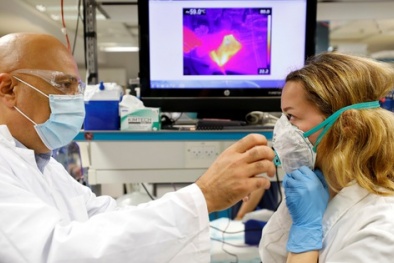 Phát minh mới: Khẩu trang sạc điện diệt virus corona gây bệnh Covid-19