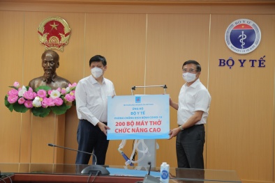 Petrovietnam trao tặng 200 máy thở dòng chức năng cao phục vụ điều trị bệnh nhân Covid-19 nặng