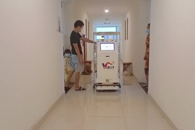 Robot VIBOT đưa cơm, trò chuyện với bệnh nhân mắc COVID-19