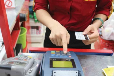 Chủ thẻ tín dụng được giảm lãi suất và hoàn tiền