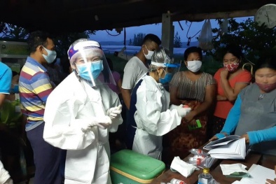 Phong trào biến vỏ chai nhựa thành quần áo bảo hộ phục vụ phòng, chống Covid-19