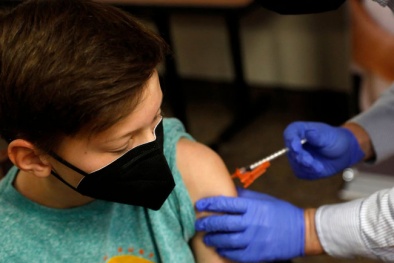 Anh nhanh chóng cấp phép tiêm vaccine Covid-19 cho trẻ em từ 12-15 tuổi