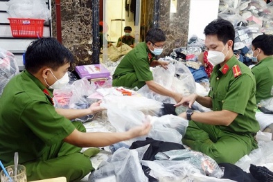 Phát hiện và thu giữ số lượng lớn sản phẩm phòng chống dịch và thời trang không rõ nguồn gốc