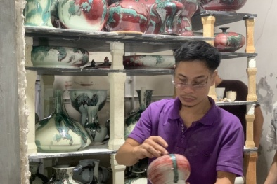 Nghệ nhân làng gốm cổ Bát Tràng phục chế thành công men Lang diêu hồng