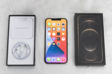 Apple tiếp tục gặp rắc rối do điện thoại iPhone 12 không kèm củ sạc