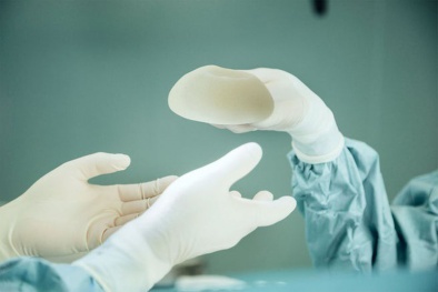 FDA cảnh báo tiềm ẩn rủi ro khi phẫu thuật nâng ngực