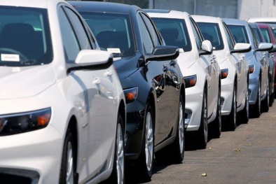 Xe nhập nối đuôi nhau về nước dịp cuối năm