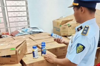 Long An: Thu giữ 2.400 hộp sữa Ensure Gold nghi nhập lậu