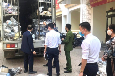 Vận chuyển trên 2.000 đôi giày dép không rõ nguồn gốc