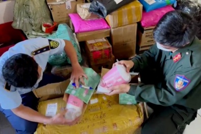 Phát hiện lượng lớn hàng hóa không rõ nguồn gốc gửi qua chuyển phát nhanh J&T tại An Giang